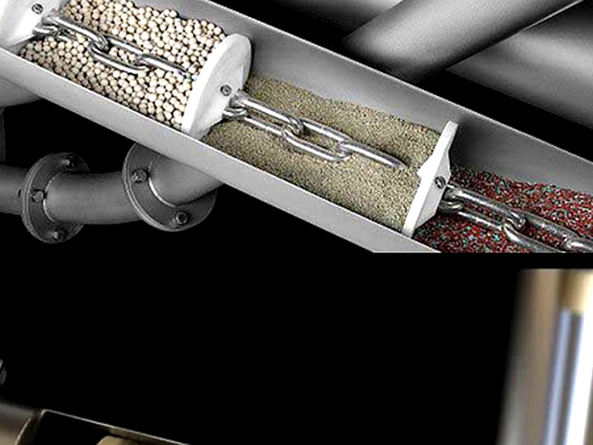 Cutaway cross-section of tubular drag chain conveyor showing chain, UHMWPE disc flights, and bulk material inside sealed steel pipe