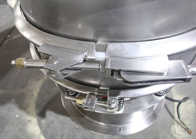Quick-release clamp on a Unitfine vibrating sieve